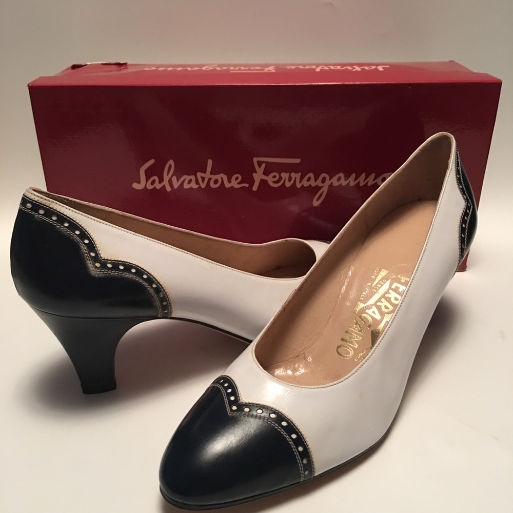 Salvatore Ferragamo wing tipped, navy Vintage pump - Picture 2 of 8